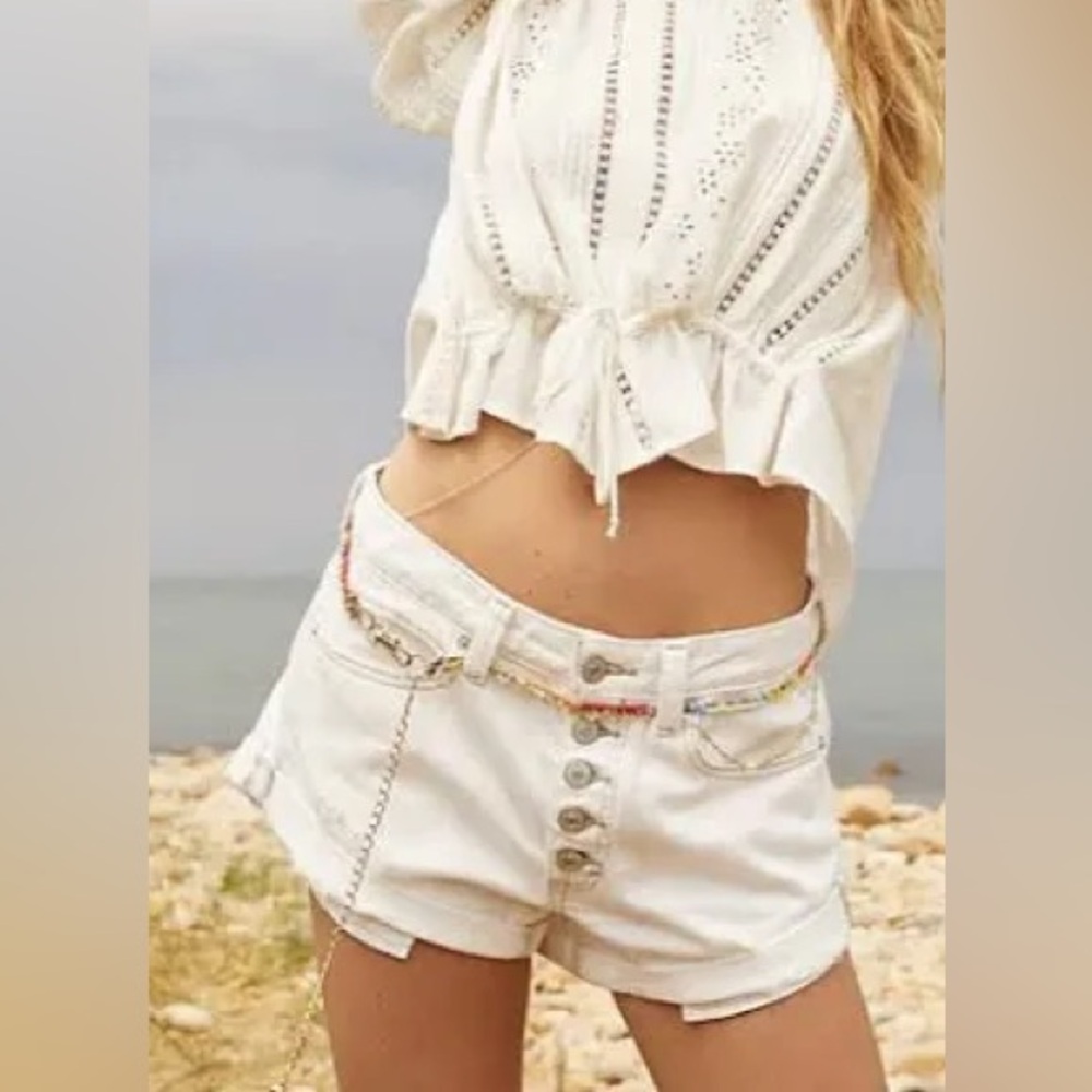 FREE PEOPLE ROMEO cuffed denim shorts
Excellent Condition
Size 28
